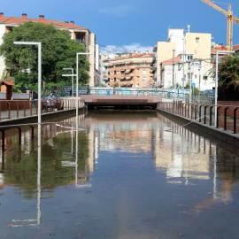 Pas subterrani unundat a l'avinguda de la Pineda de Castelldefels
