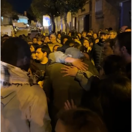 Así fue la concentración para apoyar al exdiputado de Podemos Serigne Mbaye tras su detención