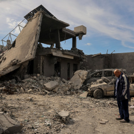 Un edificio destruido por los ataques israelíes en Saksakiyeh (Líbano), este domingo.