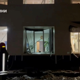 Edificio dañado tras los ataques rusos en Odesa, este domingo.