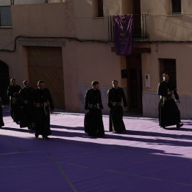 Cofrades a su llegada de la Cofradía de la Purísima Sangre de Sagunto.