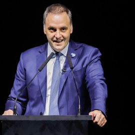 Imagen de archivo del investigado Manuel Adorni en un acto en Buenos Aires