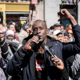 Serigne Mbaye durante la concentración tras su detención en Lavapiés (Madrid) este domingo.