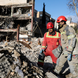 Equipo de rescate de la Media Luna Roja en un edificio dañado por un ataque en Teherán.