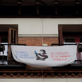 Una pancarta en la calle Toledo de Madrid pide apoyo a la sanidad pública