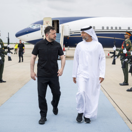 Volodímir Zelenski con el vicegobernador de la región de La Meca, el príncipe Saud bin Mishaal bin Abdulaziz,en Yeda, Arabia Saudí.