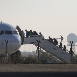 Pasajeros suben a un avión en Barcelona.