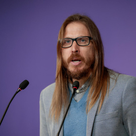 El secretario de Organización y portavoz de Podemos, Pablo Fernández durante la rueda de prensa en la sede del partido este lunes en Madrid.