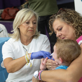 EuropaPress_6991527_enfermera_administra_vacuna_intranasal_contra_gripe_nino_colegio_campana (1)