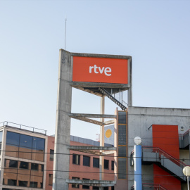 Logotipo de RTVE en la sede de Prado del Rey, Madrid.