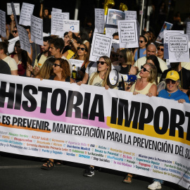 Decenas de personas durante la manifestación nacional en el marco del Día Mundial para la Prevención del Suicidio, a 13 de septiembre de 2025, en Madrid.