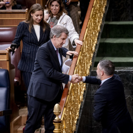 El presidente del Partido Popular, Alberto Núñez Feijóo, saluda al presidente de VOX, Santiago Abascal, a su salida de un pleno en el Congreso de los Diputados, a 10 de febrero de 2026, en Madrid (España).