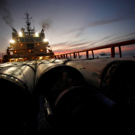 Tuberías de perforación petrolífera en la cubierta de un buque de servicio frente a la costa de Luisiana (EEUU), en una imagen de archivo.