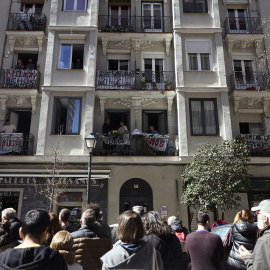 Vecinos despliegan pancartas durante el acto de protesta contra la compra de un edificio en la calle Gaztambide.