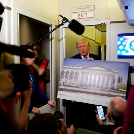 El presidente de EEUU, Donald Trump, muestra a los periodistas a bordo del Air Force One una simulación de su proyecto de salón de baile de la Casa Blanca.