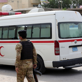 Imagen de archivo de un policía junto a una ambulancia en Bagdad.