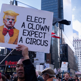 Un manifestante porta un cartel contra Trump en Nueva York.