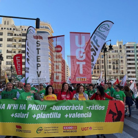 Sindicatos valencianos se manifiestan por la mejora de las condiciones laborales y salariales del profesorado.