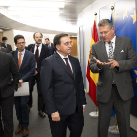 El vicepresidente de la Comisión Europea Maros Sefcovic (1d), y el ministro de Asuntos Exteriores, Unión Europea y Cooperación, José Manuel Albares (2d), a su llegada a una nueva sesión negociadora del acuerdo UE-Reino Unido sobre Gibraltar, en la sede de