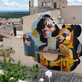 Penelles cuenta con unos 150 murales e instalaciones artísticas en sus calles.