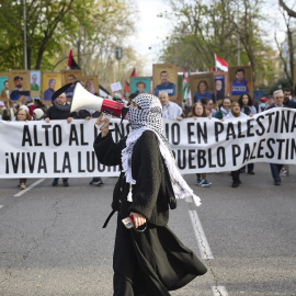 Imagen de archico de personas durante una manifestación en apoyo del pueblo palestino.