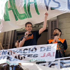 Convocados por el Sindicat d'Inquilines, centenares de personas se concentran desde primera hora frente al Bloque Sant Agustí, en el barrio de Gràcia de Barcelona