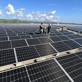 El president del CAT, la directora de Transició Hídrica, i el responsable de licitacions d'Endesa, al mig del nou parc solar del'ETAP de l'Ampolla