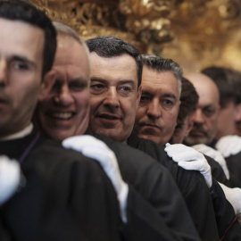 Juan Manuel Moreno Bonilla, en la procesión de la Semana Santa de Málaga como hombre de trono del Santísimo Cristo de la Exaltación de las Reales Cofradías Fusionadas, este miércoles 1 de abril.