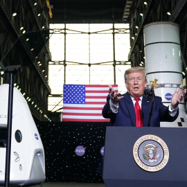 El presidente de Estados Unidos, Donald Trump, habla cerca de una cápsula SpaceX Crew Dragon en una rueda de prensa.