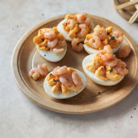 Huevos rellenos de gamba al ajillo