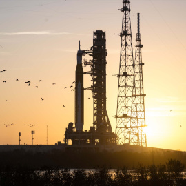 Imagen de archivo del cohete del Sistema de Lanzamiento Espacial Artemis II de la NASA.