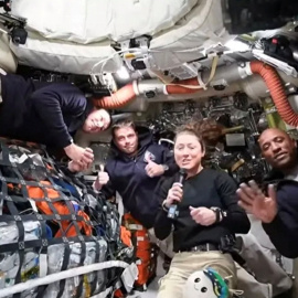 La tripulación de Artemis II durante la primera transmisión de datos de su misión.