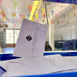 Una urna amb vots en la recent consulta de la Nou del Berguedà sobre la central hidroelèctrica reversible de la Baells. 28/03/2026