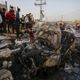 Un vehículo después de un ataque aéreo israelí cerca de la entrada al campo de refugiados de al-Maghazi, en el centro de la Franja de Gaza, el 4 de abril de 2026.