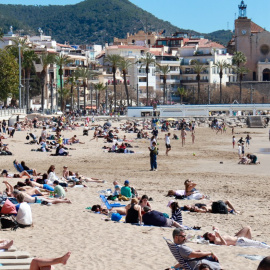 Desenes de persones a la platja a Sitges aquesta Setmana Santa. 03/04/2026