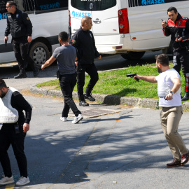 Un agente de policía de paisano sostiene un arma, después de que se escucharan disparos cerca del edificio que alberga el consulado israelí, según un testigo, en Estambul, Turquía, el 7 de abril.