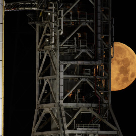 La luna tras el cohete Artemis II.