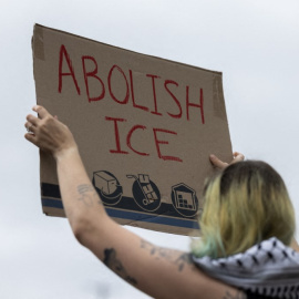 Una manifestante en una protesta contra el ICE, el Servicio de Control de Inmigración y Aduanas de EEUU.