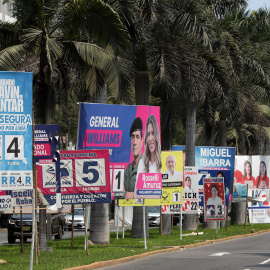 Carteles de candidatos electorales este lunes 7 de abril de 2026 en Lima (Perú).
