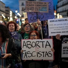 Varias mujeres sujetan pancartas durante una concentración para exigir el aborto libre en la Sanidad Pública