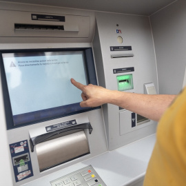 Un hombre utiliza un cajero automático, a 26 de junio de 2024, en Madrid.