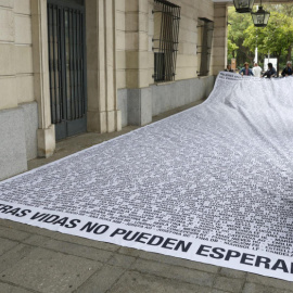 Pancarta desplegada por Amama el pasado martes en Sevilla con los nombres de las mujeres víctimas del cribado.