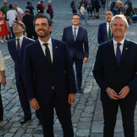 En primer línea, el presidente de la Xunta, Alfonso Rueda (i), y su conselleiro de Presidencia, Diego Calvo, con otros miembros del Gobierno gallego en una imagen de 2024.