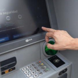 hombre_utiliza_cajero_automatico