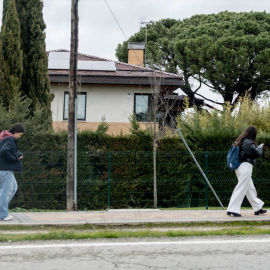 Jóvenes caminando por la calle.