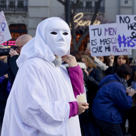 Asistentes a la marcha vestidas con máscaras blancas y en representación de las mujeres asesinadas por la violencia machista durante la manifestación del 8M en Valencia, a 8 de marzo de 2026, en Valencia, Comunidad Valenciana (España).