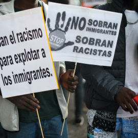 Un hombre con dos carteles durante una manifestación bajo el lema: "Sin antirracismo no hay futuro", en una imagen de archivo.