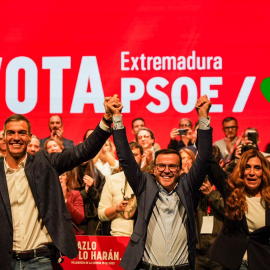 El secretario general del PSOE y presidente del Gobierno, Pedro Sánchez y el ex secretario general del PSOE de Extremadura, Miguel Ángel Gallardo, en el acto de cierre de campaña el 19 de diciembre de 2025.