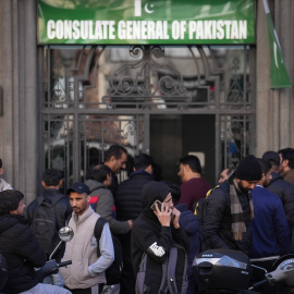 Largas colas ante el Consulado de Pakistán en Barcelona.