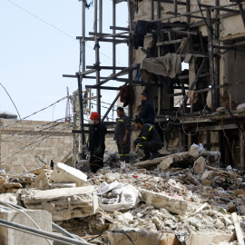 La defensa civil libanesa busca supervivientes entre los escombros de un edificio residencial atacado por Israel en el barrio de Ain Mreisseh, en Beirut